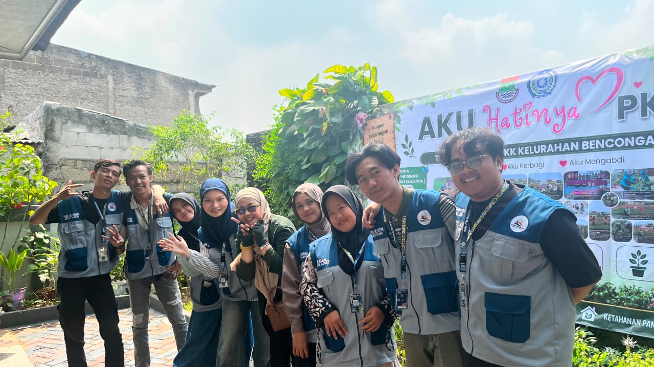 Momen bersama warga.